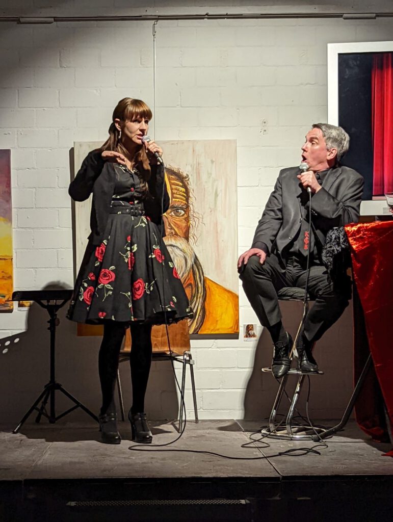 Carsten Dworak auf der Bühne mit seiner Co-Moderatorin Hanna Schmidt.